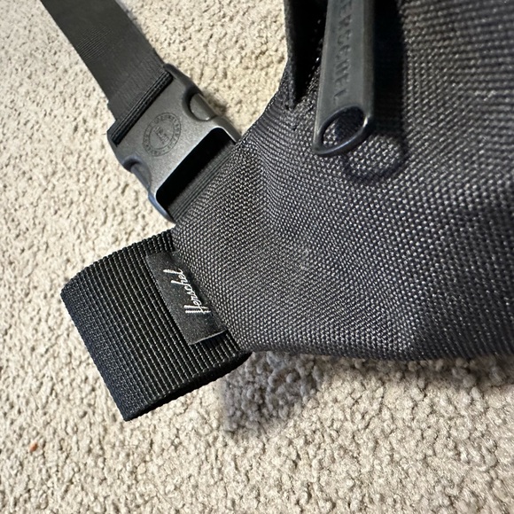 Herschel Supply Company Classic Large Black Belt Bag - Picture 2 of 7